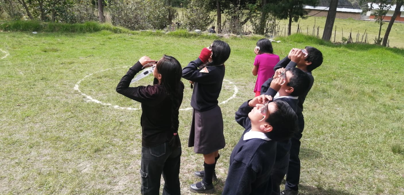Estudiantes mirando el cielo