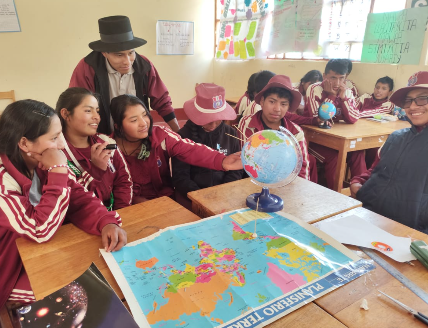 Estudiantes mirando el cielo
